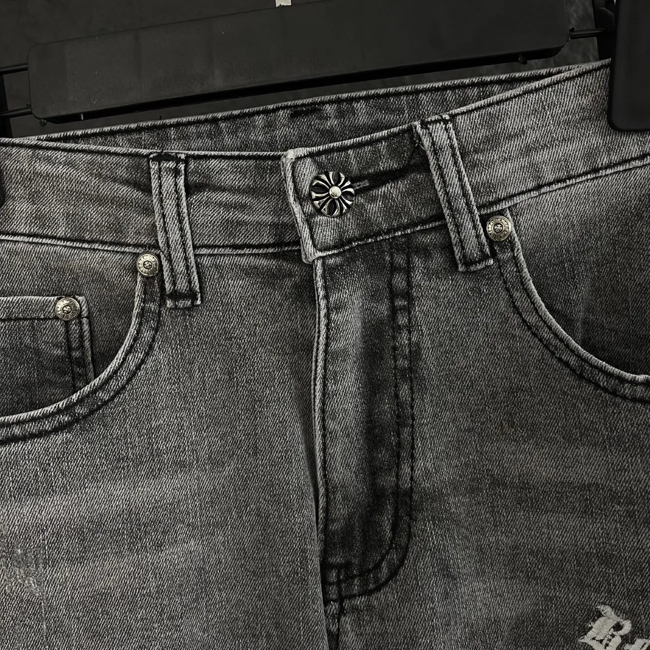🅿️250 Crow Heart Original Pants Style No.: X037 🔥New! Chrome Hearts foreign trade order high street slim jeans, the must-have pants for fashionistas are here!  This pair of pants can be said to be both good-looking and high-quality in the Croxin series. The heavy-duty washing process is used to give the fabric a unique texture. The upper body is straight and stylish, showing high-end taste. The three-dimensional cutting fits the curves of the human body, perfectly outlines the figure, is fashionable and slim-fitting.  Made of thick beaded canvas fabric, it is soft and skin-friendly after washing and has excellent breathability. The hardware is customized according to the original ZP version, and the unique small leather label on the back waist is unique in design, simple but with hidden details everywhere. Exquisite workmanship, neat and fine wiring, showing high-end quality, widening the gap with ordinary market versions.  Genderless design, both men and women can easily control it, and easily grasp the genderless trend.  ⚪Color: High-end gray, low-key yet individual 📏Size: 28-36 (corresponding to S-XXL)